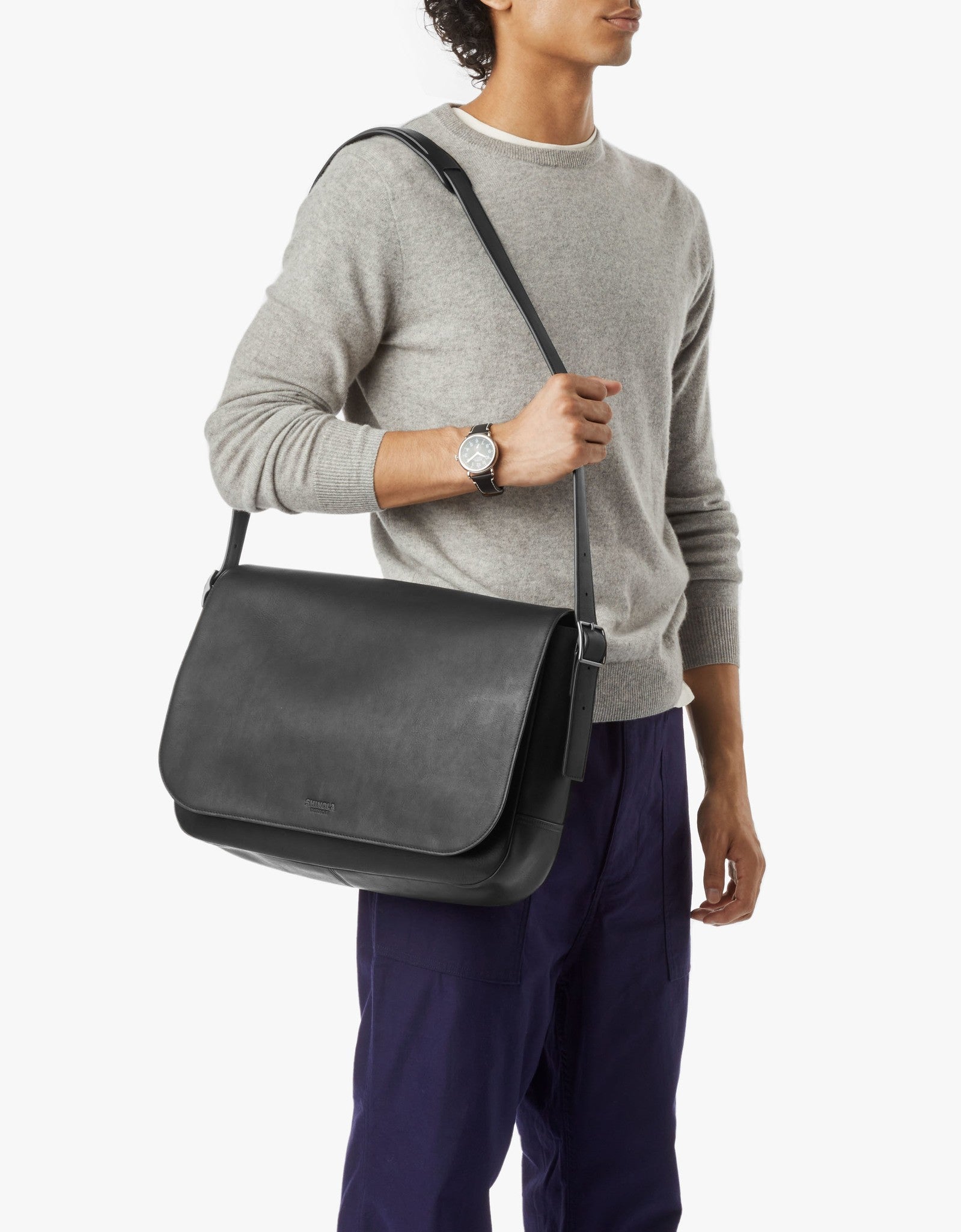 Runwell Messenger Bag - Black