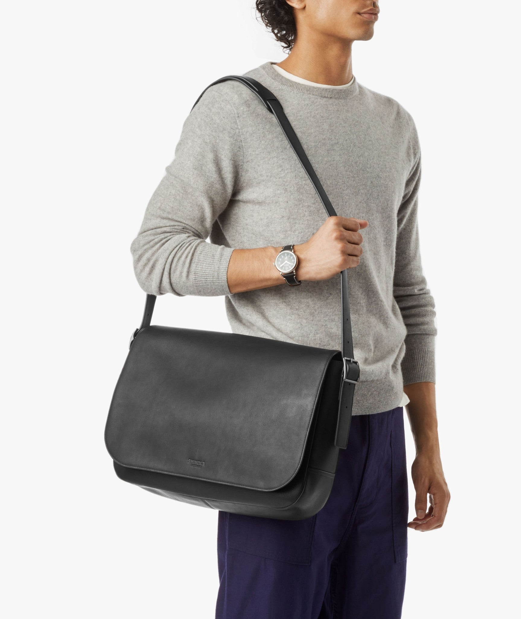 Runwell Messenger Bag - Black